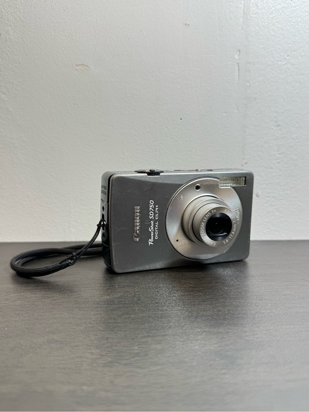 Canon PowerShot SD750 7.1MP Digital Elph Camera 3x Zoom Silver w/ Battery